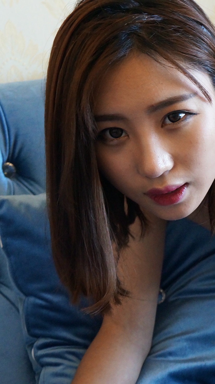 超美素人气质小姐姐旋翼居家拍无水印 427P1V