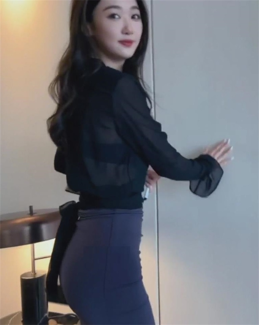 秀人网人气美女唐安琪职业装开档黑丝剧情 2V