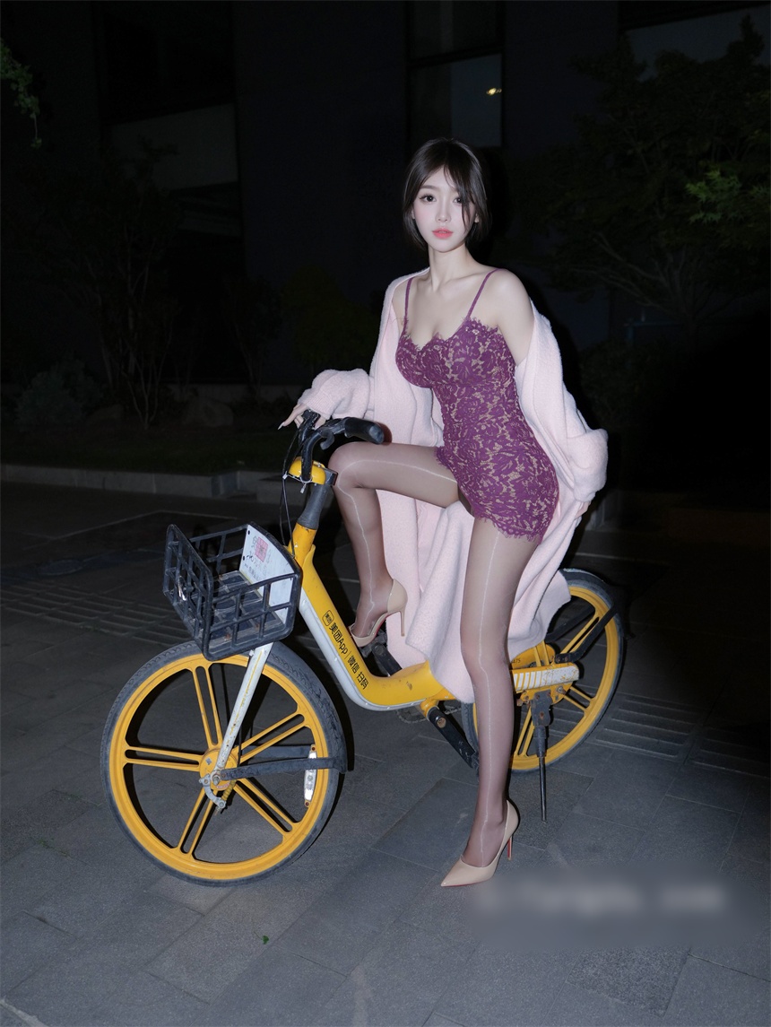 秀人网阿汁汁汁高颜值美女最新作品液晶紫色黑丝 79P