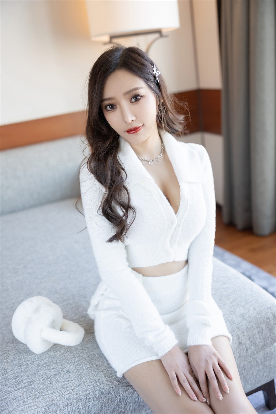 秀人网王馨瑶 白色套装圣诞女郎 87P1V